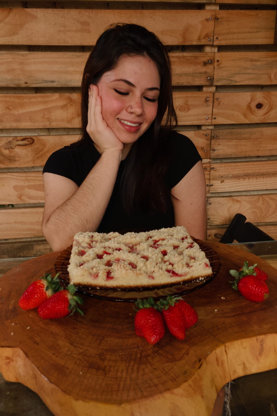 Pessoa comendo torta